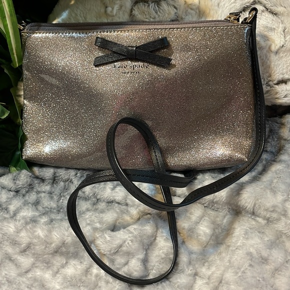KATE SPADE “AMY MAVIS STREET”  MEDIUM CROSSBODY BLACK STRAP & SIGNATURE BOW - Picture 3 of 16